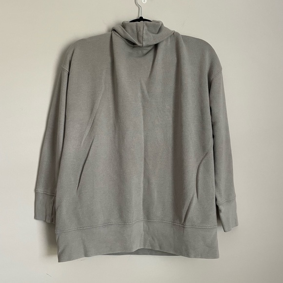 Time & Tru cowl neck light gray sweatshirt. Side pockets, sized small - Picture 4 of 4